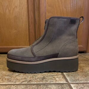 NWOT UGG women’s Cityfunc Zip Boot sz 9.5